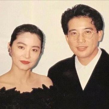 1973年，26岁已婚的秦汉爱上了17岁的林青霞，怀孕8个月的妻子邵乔茵心痛不已