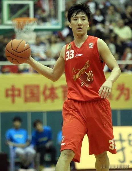 四川男篮这是打算复制同曦的成功吗。
今日四川金强俱乐部公布球队的后卫韩硕下赛季将