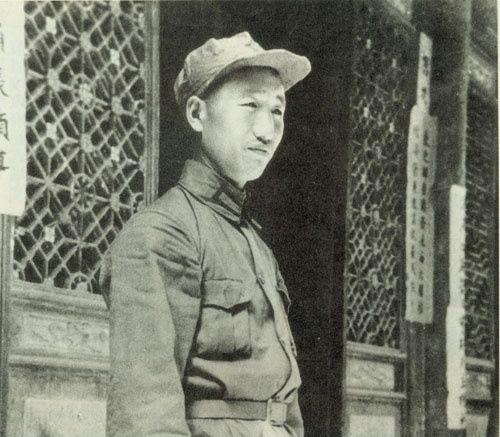 1933年，徐向前率红四方面军进入四川。红军要扩兵，但当地老百姓有抽大烟的习惯。