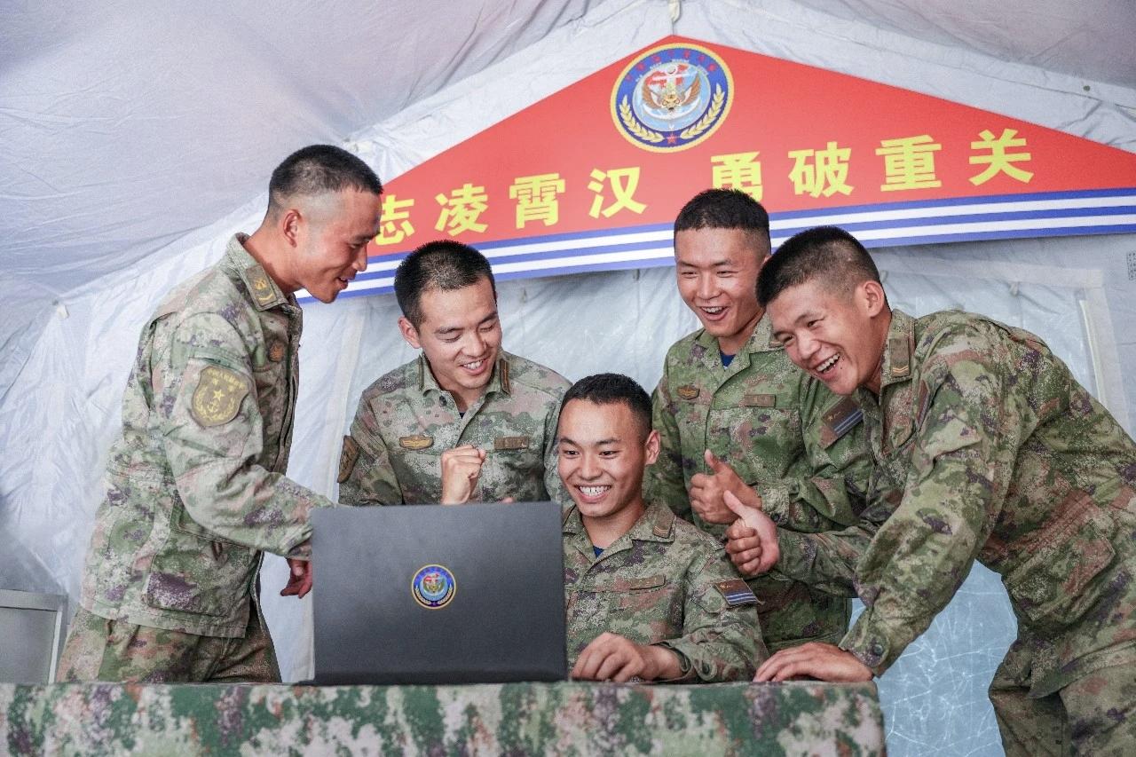 上等兵丁心宇提干考试取得594分

相比于首次摸底考核高出129分

这名曾经的
