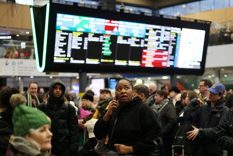 当地时间2026年4月7日，英国第二大城市伯明翰的机场突发紧急状况，大量旅客被疏