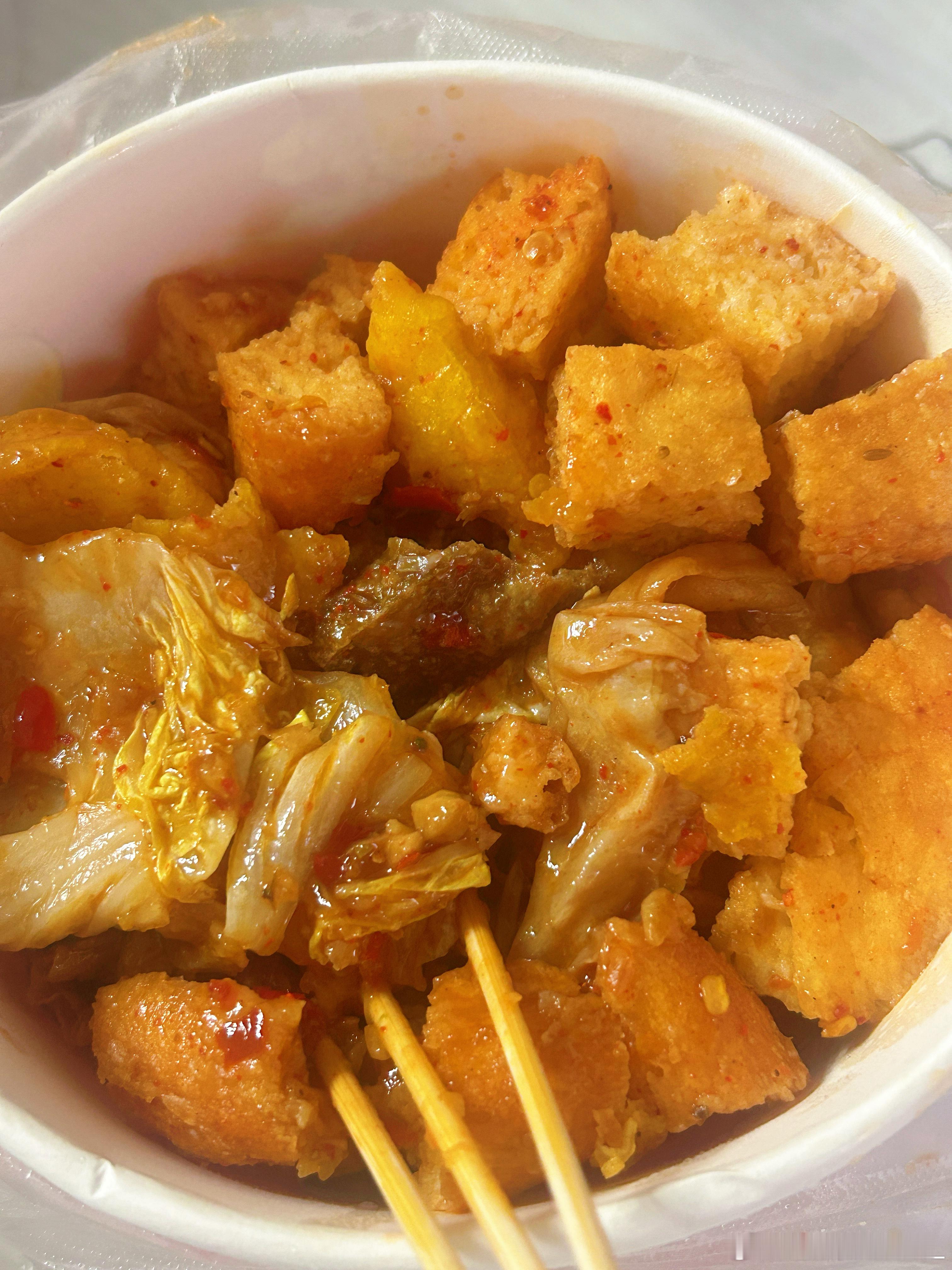 给俩娃儿买的鸡蛋灌饼。我买了炸饼。然后我进屋里换个衣服的功夫。出来已经被他俩吃了