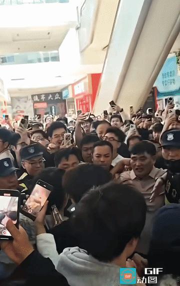 网传大衣哥朱之文被安保人员架着离场的视频，被不少网友误以为是“被抓现场”，其实完