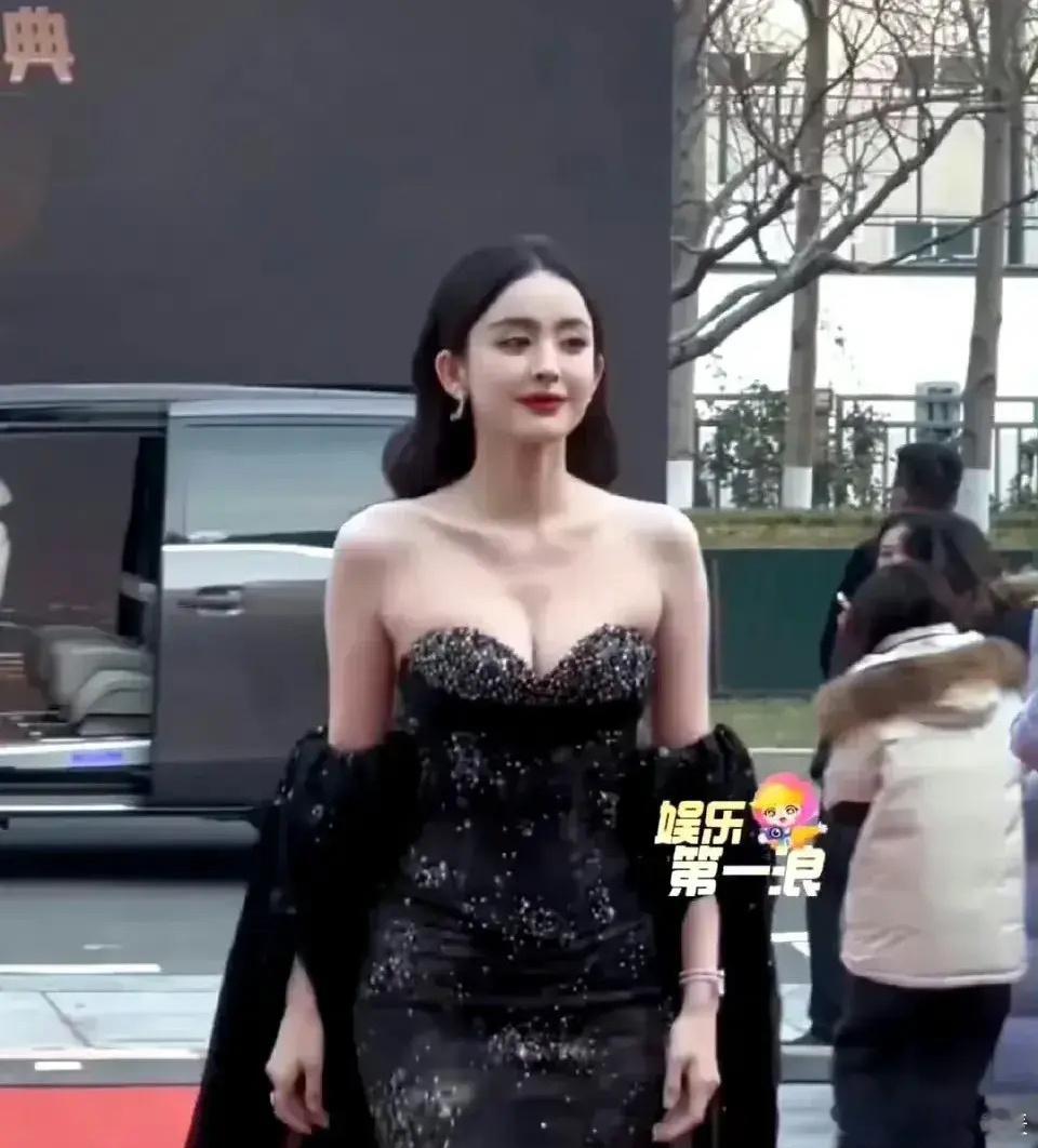 去年的娜扎🆚今年的娜扎，感觉又瘦了好多，现在都成纸片人了。 ​​​