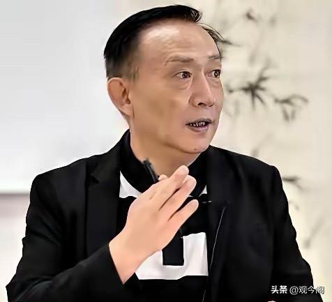 卢麒元最近把矛头对准了“十五五”规划里一个危险的苗头——有人想把水、电、通信甚至