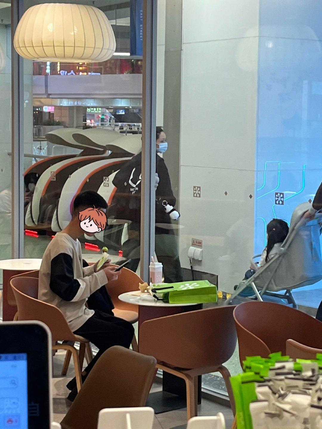 广州偶遇郭碧婷带娃逛街广州偶遇郭碧婷带娃逛商场 网友在正佳看见郭碧婷带娃了，丸子