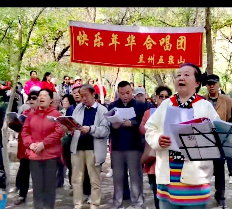 庞大的队伍，激昂的歌声。突出正能量，彰显新时代。激昂民族正气 新时代歌咏团