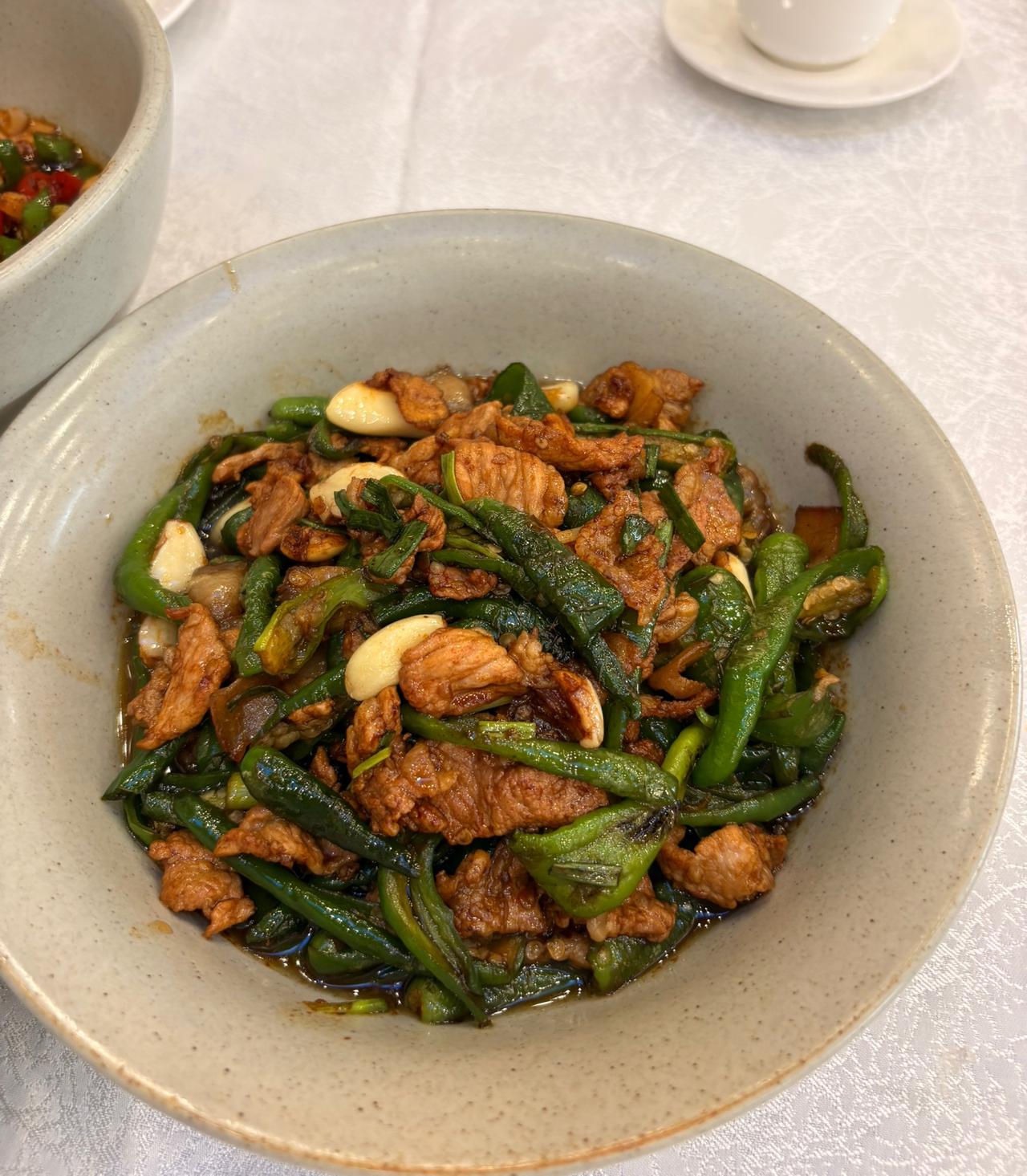 昨天出去吃饭，点了一个辣椒炒肉，菜单上写的叫爱马仕辣椒炒肉，
看了菜单我就知道不