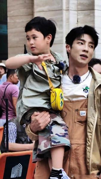 #高瀚宇带马立奥腿都走烂了# 哈哈哈哈哈哈，来自马立奥的甜蜜负担[哈哈]高瀚宇一