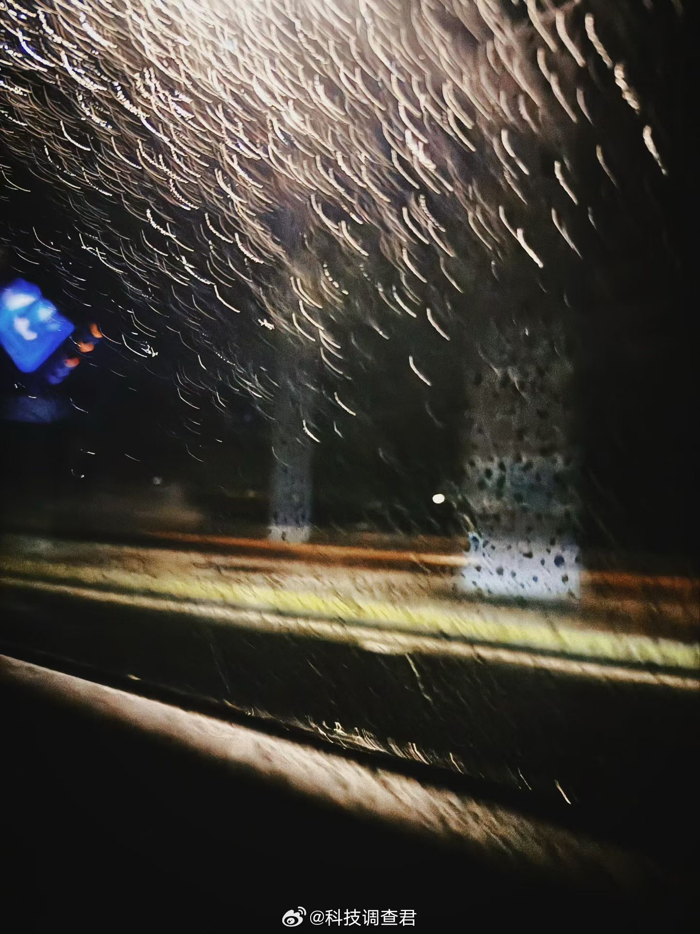 台风此时此刻通州的雨和大风都来了电闪雷鸣把我干醒了～ 