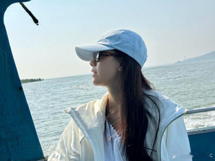 陈都灵陈都灵坐船上班 陈都灵坐船奔赴工作现场，天气温润风景正好，画面温柔又治愈，