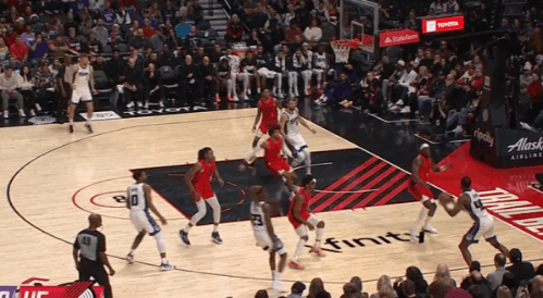 里斯被送往老鹰！回顾开拓者生涯最佳一役，内外结合25分&掠夺5前板P1里斯拖车跟