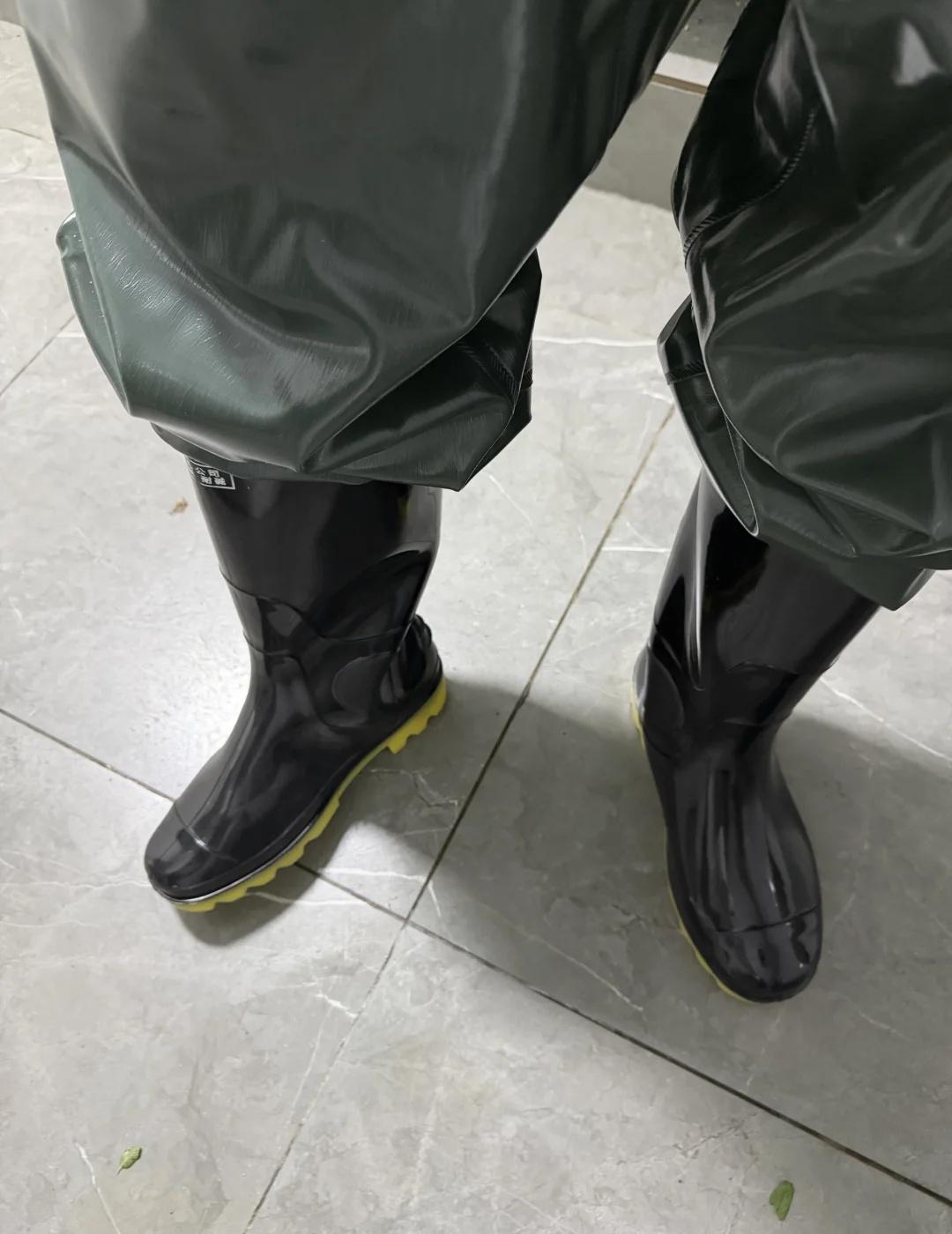 穿雨鞋来有惊喜o
雨靴