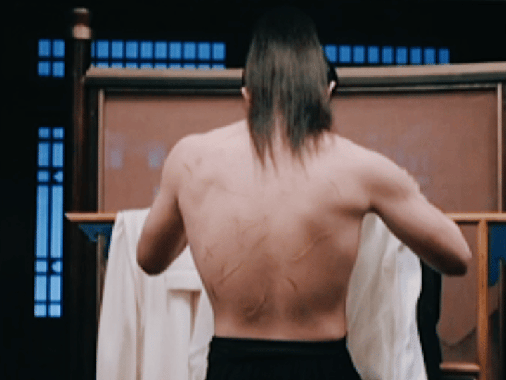 陈飞宇白日提灯沐浴戏本以为沐浴戏是视觉盛宴，没想到段胥身上的伤痕成了最大亮点，背