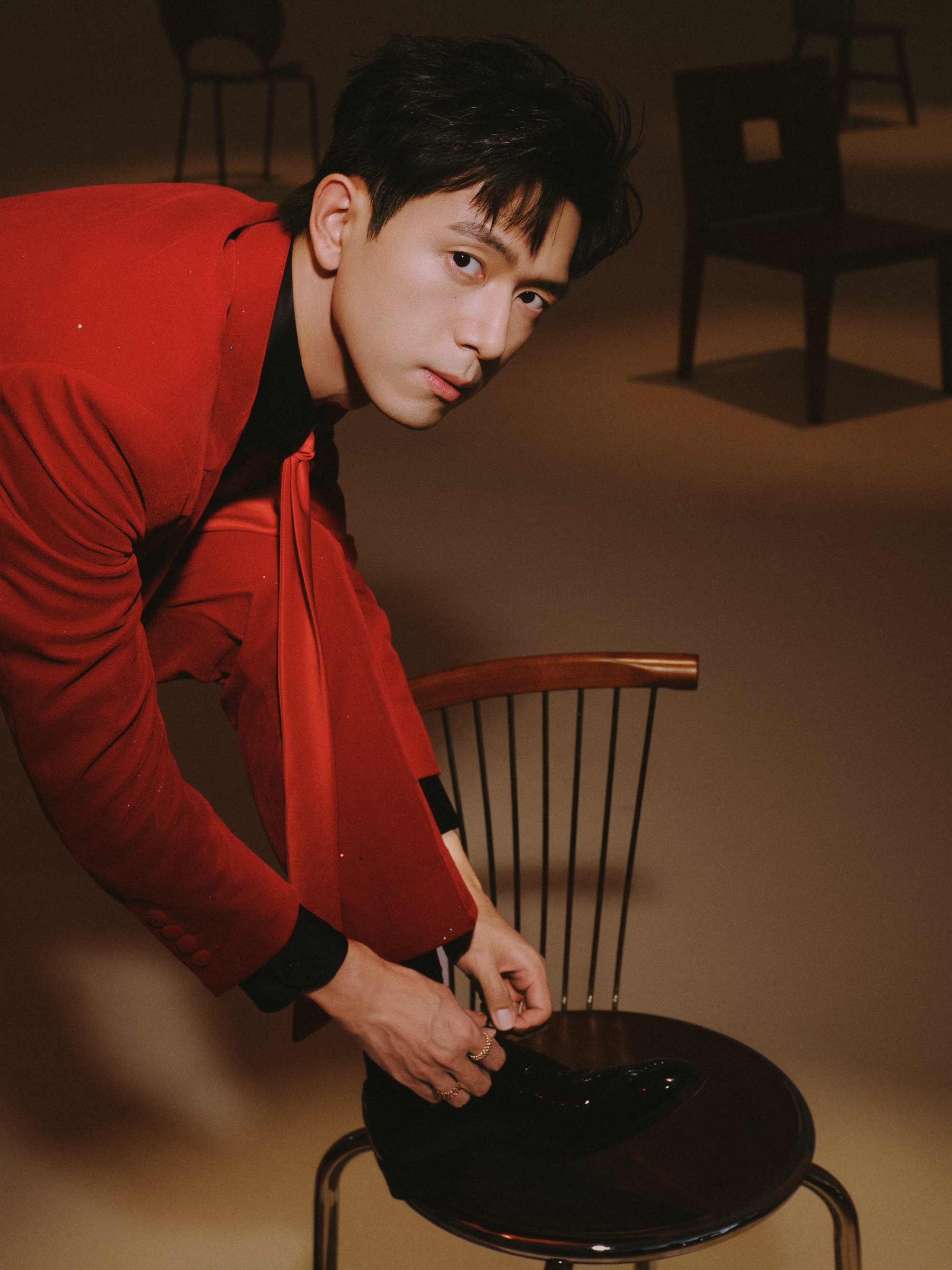 李现新春大片，举手投足间自带贵气。新春茶话会春晚