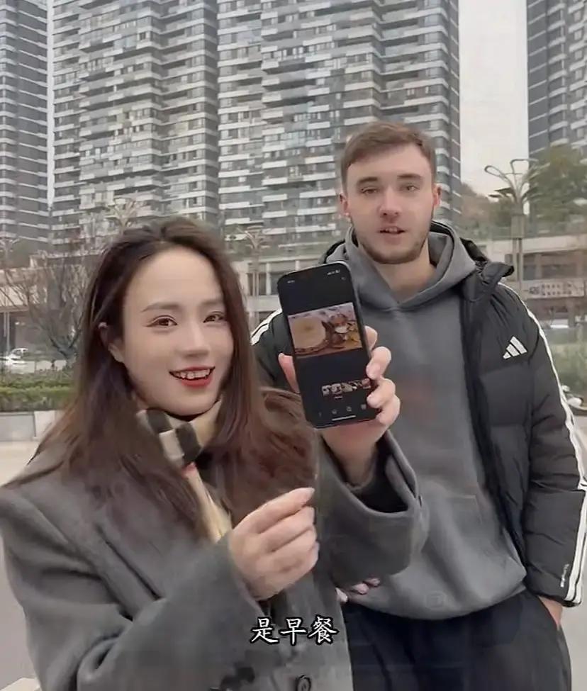 小妹儿一句话，全网嗑疯了
 
她直播里随手一句：潘力克只是同事。弹幕瞬间爆炸，有