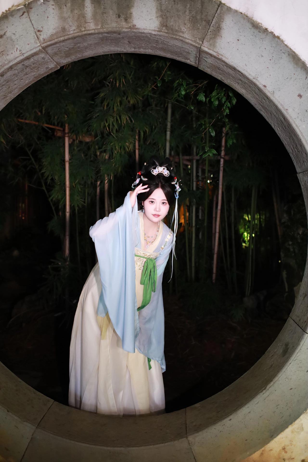 小美女，周末来古镇拍照。调皮古怪，只想在美丽的古镇，留下自己的倩影。体验穿越千年
