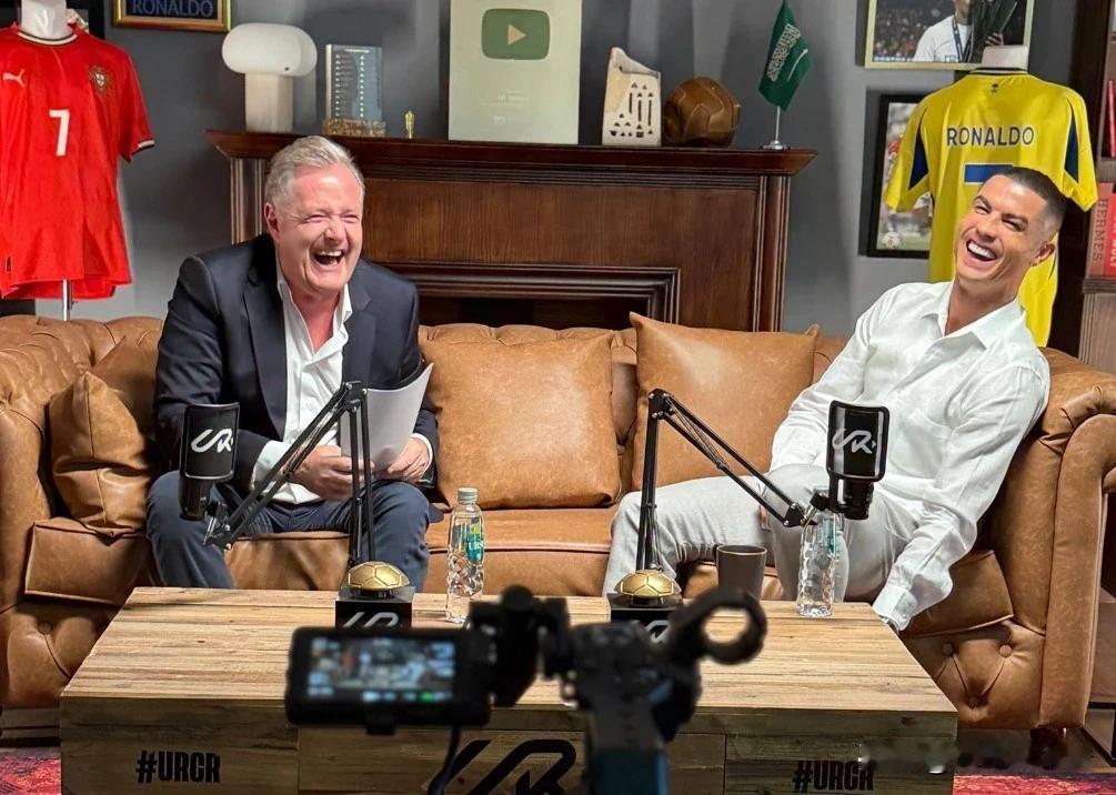 这次说了什么？C罗10月30日上传的一张照片吸引了众多球迷的关注。
在这张照片中