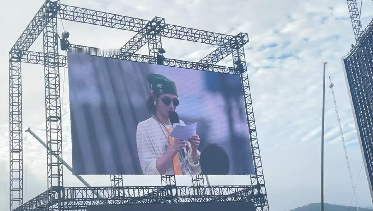  华晨宇给85岁台湾歌迷庆生演唱会现场的温柔瞬间，华晨宇为85岁台湾奶奶唱起生日