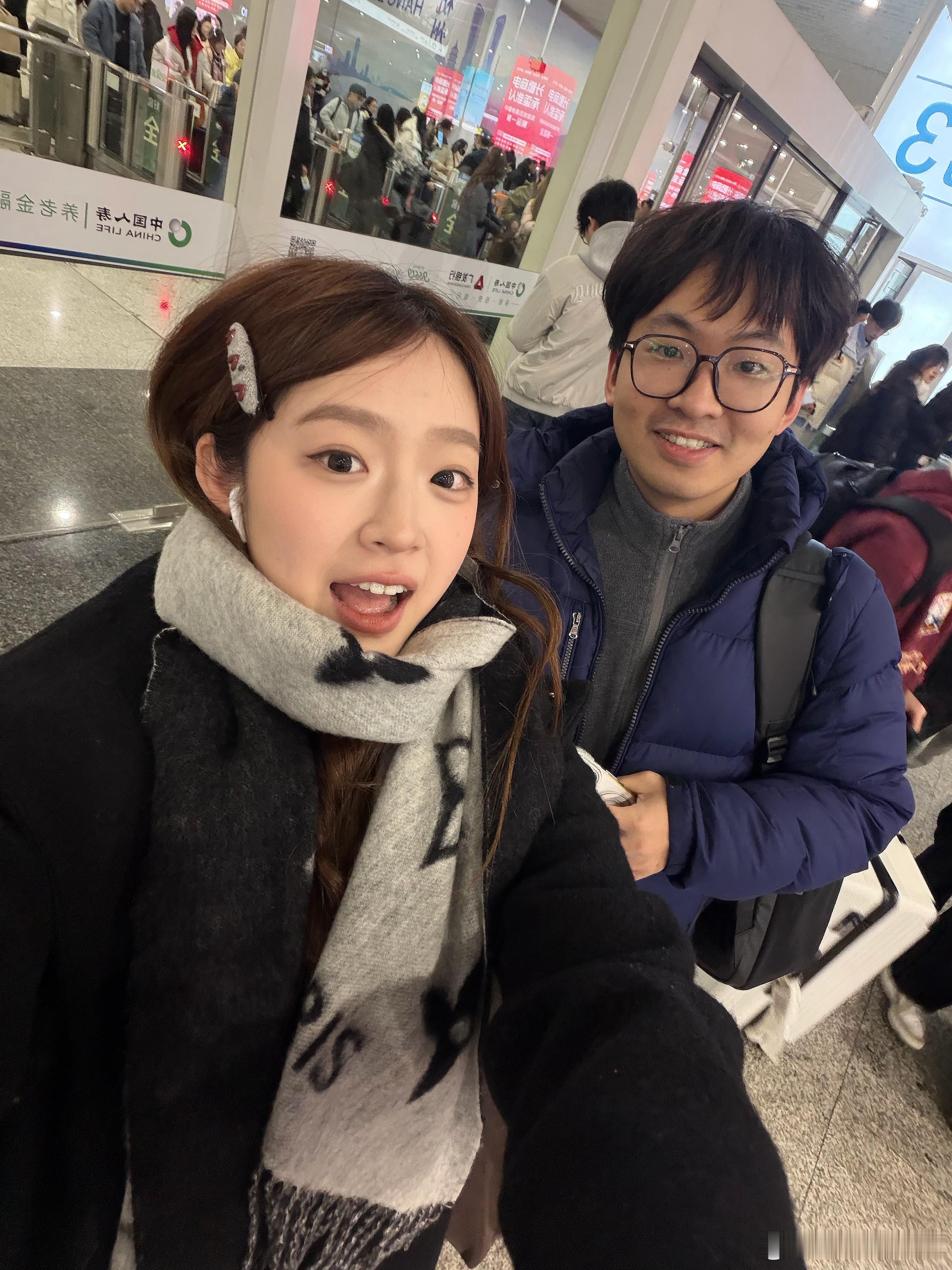 站好最后一班岗 改签抢票改签…终于到了杭州   一出站被三年没见的大学同学叫住 