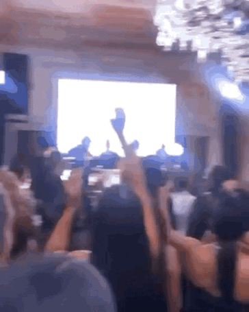 哈登是不是“恐婚”啊！？

近日哈登与女朋友一起去参加朋友的婚礼，在新娘扔手捧花