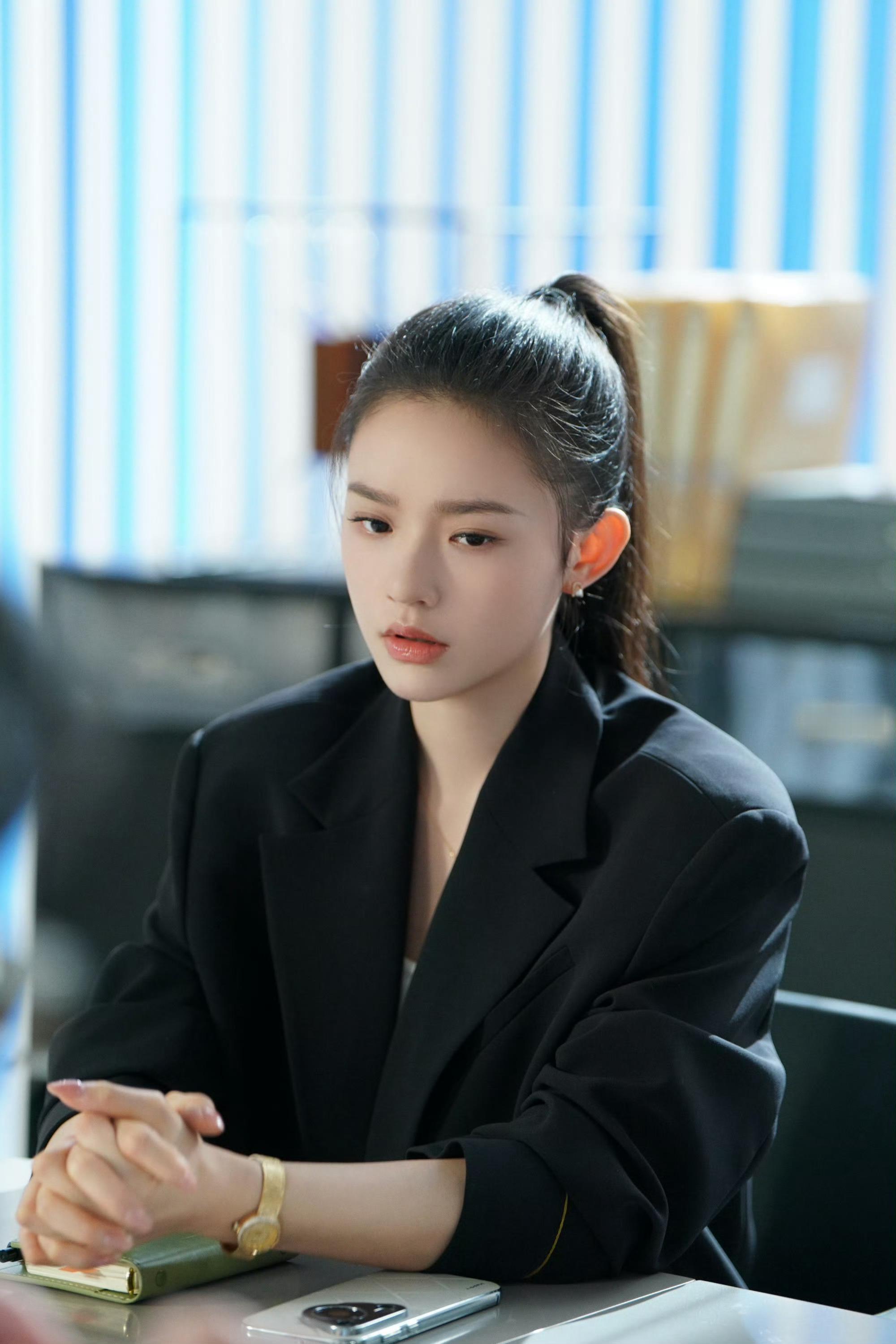 表面努力打工，实际身份成谜。和林允一起玩转反套路职场！😎 