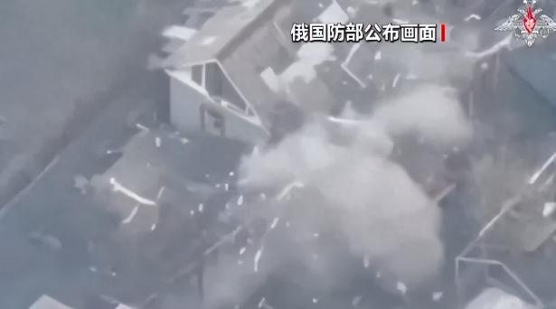 凌晨，俄军空基、陆基、海基加无人机一齐砸向基辅，9死46伤，三位一体打击链到底有