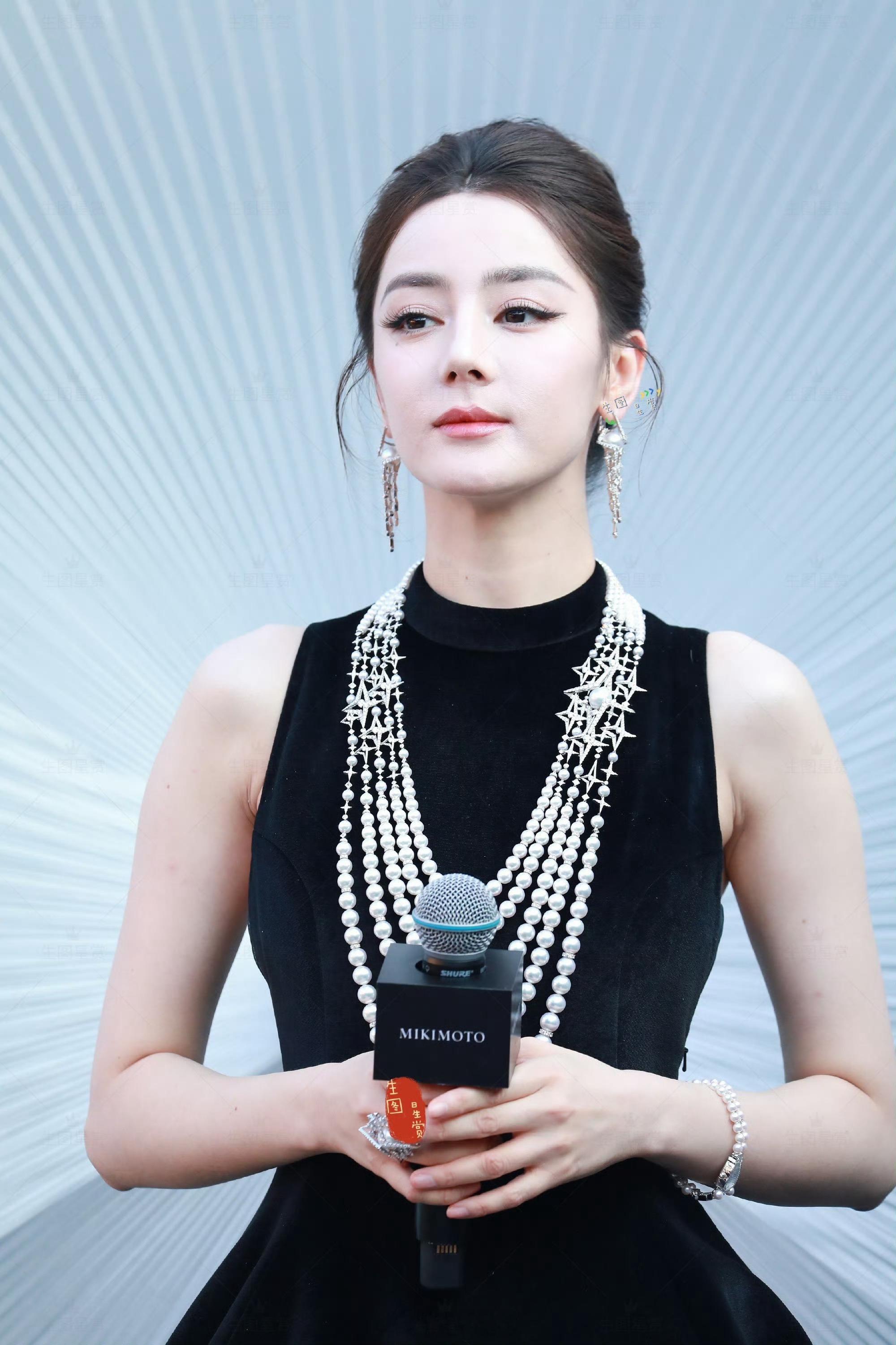 迪丽热巴张碧晨的妆都是金鹤龙化的迪丽热巴不愧是大美人，怎么看都吼吼看啊，人怎么能