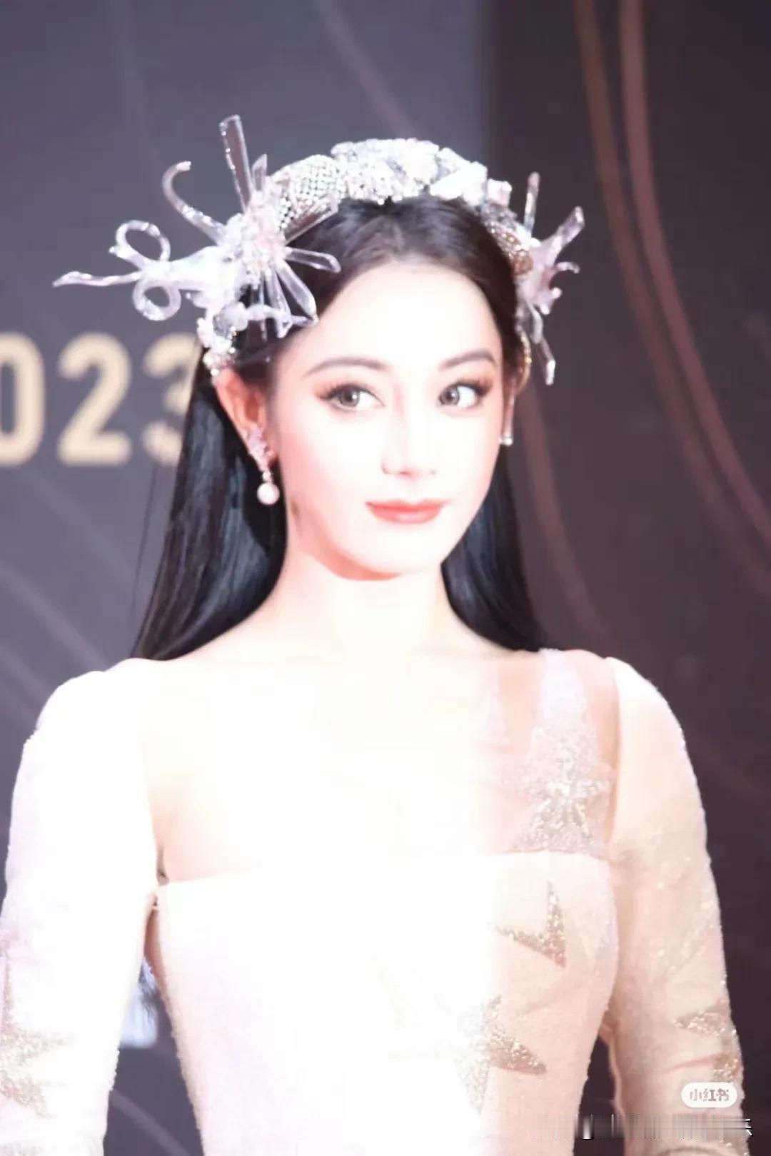 有她是内娱的福气！

用了杨幂的造型师?

咋感觉不像是她了，

第一眼以为是杨