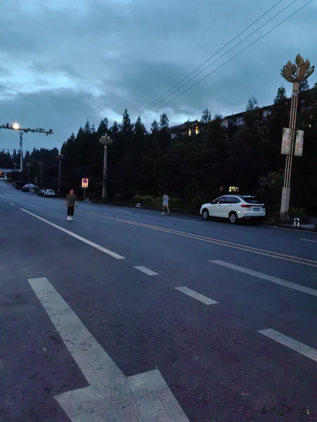 清晨五点半的黄莲大道，跑出属于自己的光

清晨五点半，天色还透着朦胧的蓝，黄水大