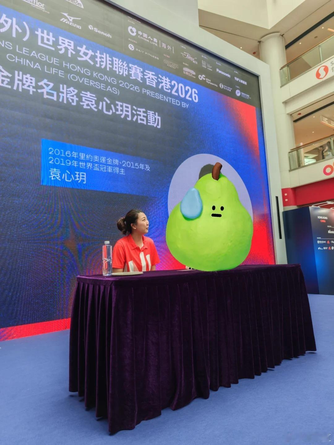 袁心玥中国女排袁心玥在奥海城2期签名会活动现场 