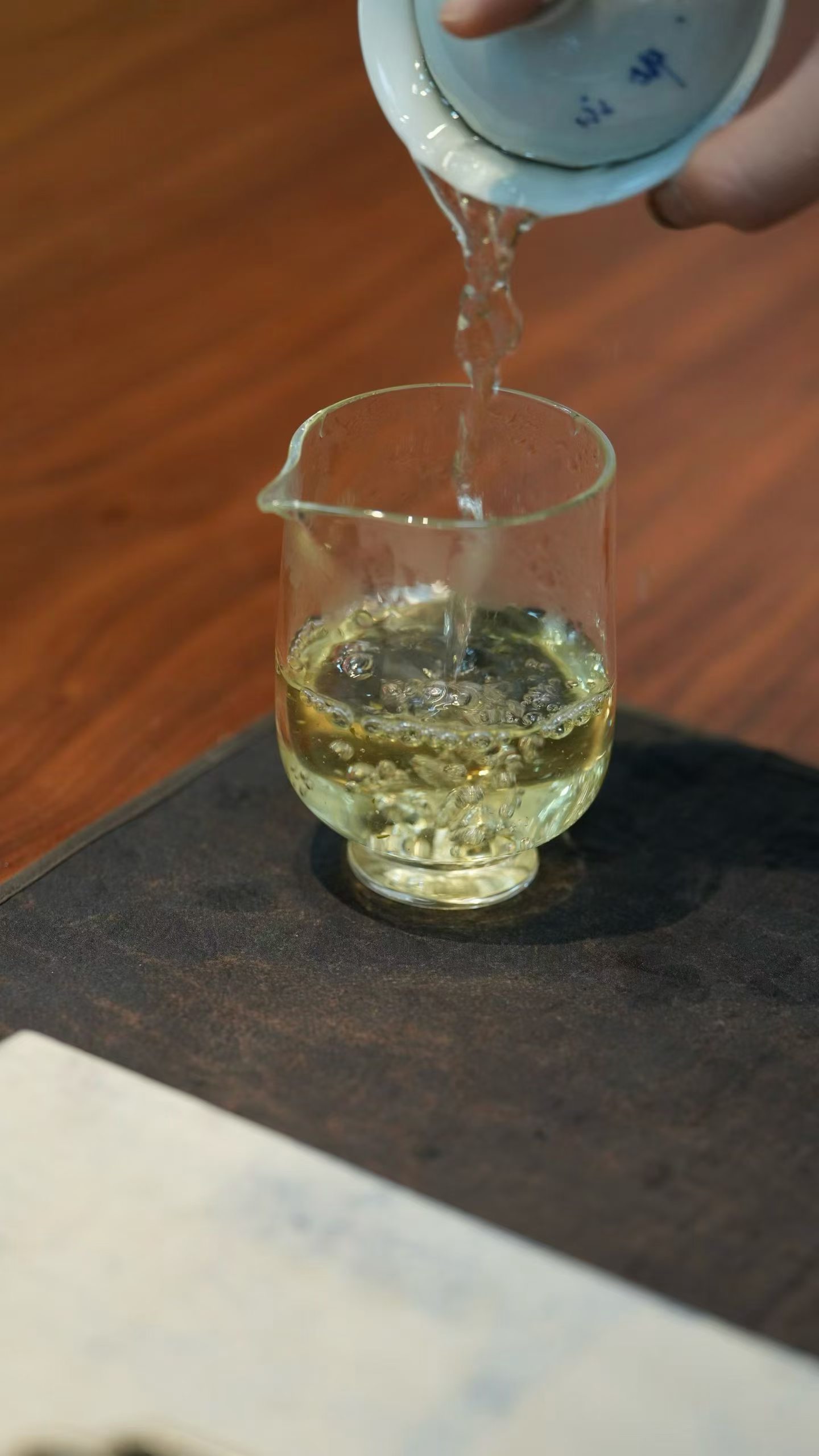 品茶赏器交友  茶里有清苦，也有回甘，像极了生活的模样。 