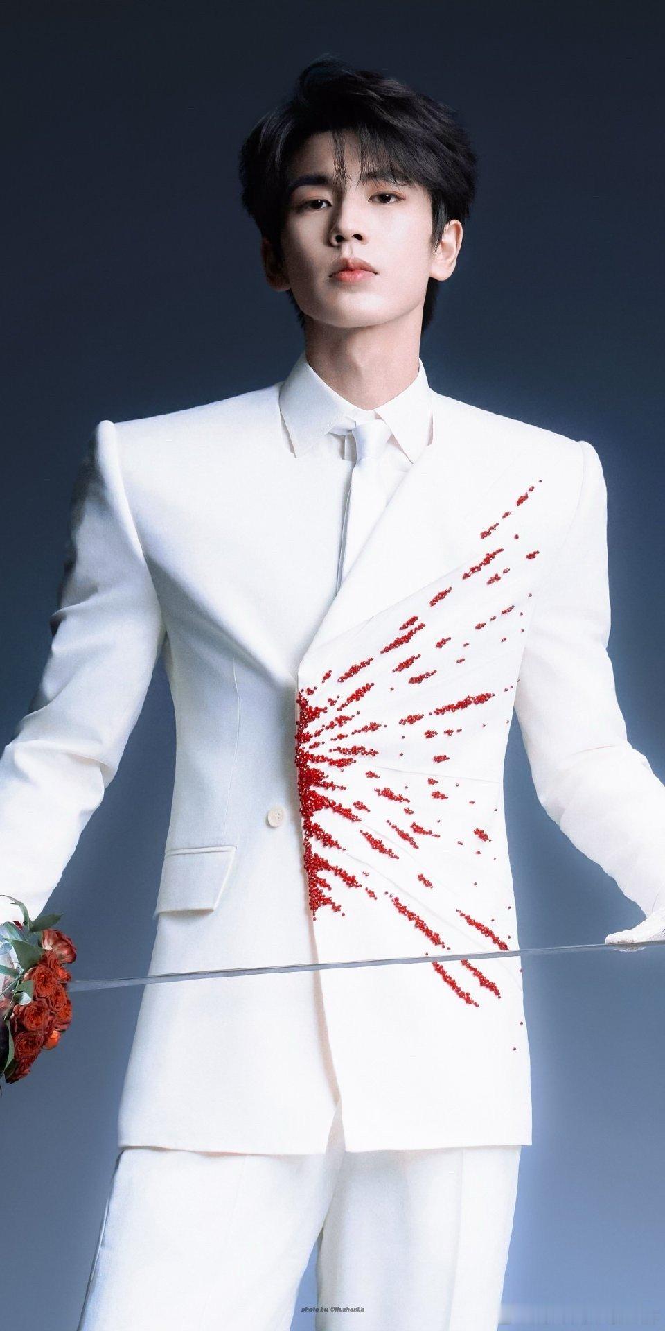 张凌赫帅得不知天地为何物谁能抵抗这份帅！张凌赫五官精致氛围感拉满，帅得清爽又凌厉