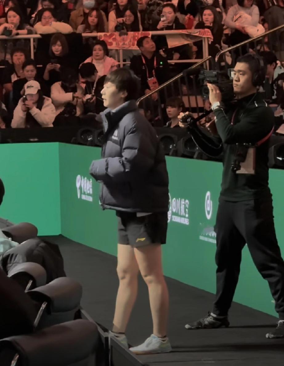 成都混合团体世界杯，中国队对阵韩国队。王曼昱今日上场担任女一单前，在场边热身。