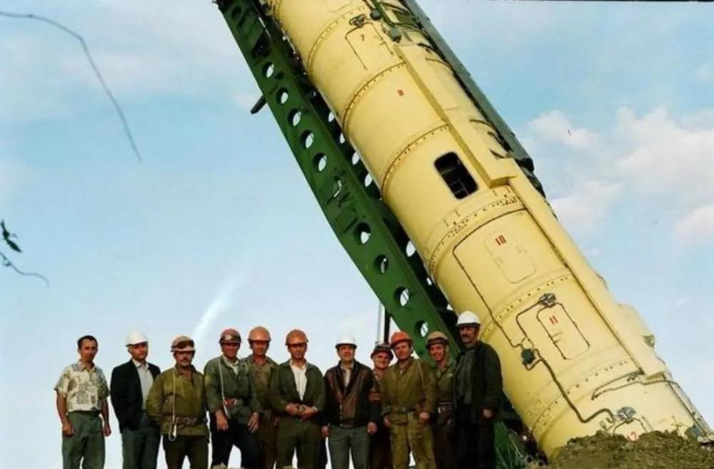 一群乌克兰的顶尖专家，在中国采访镜头前，突然就集体崩溃，哭得像个孩子。你以为是受