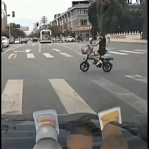 这应该是闯红灯了吧，头盔在车上也不戴，这该多疼