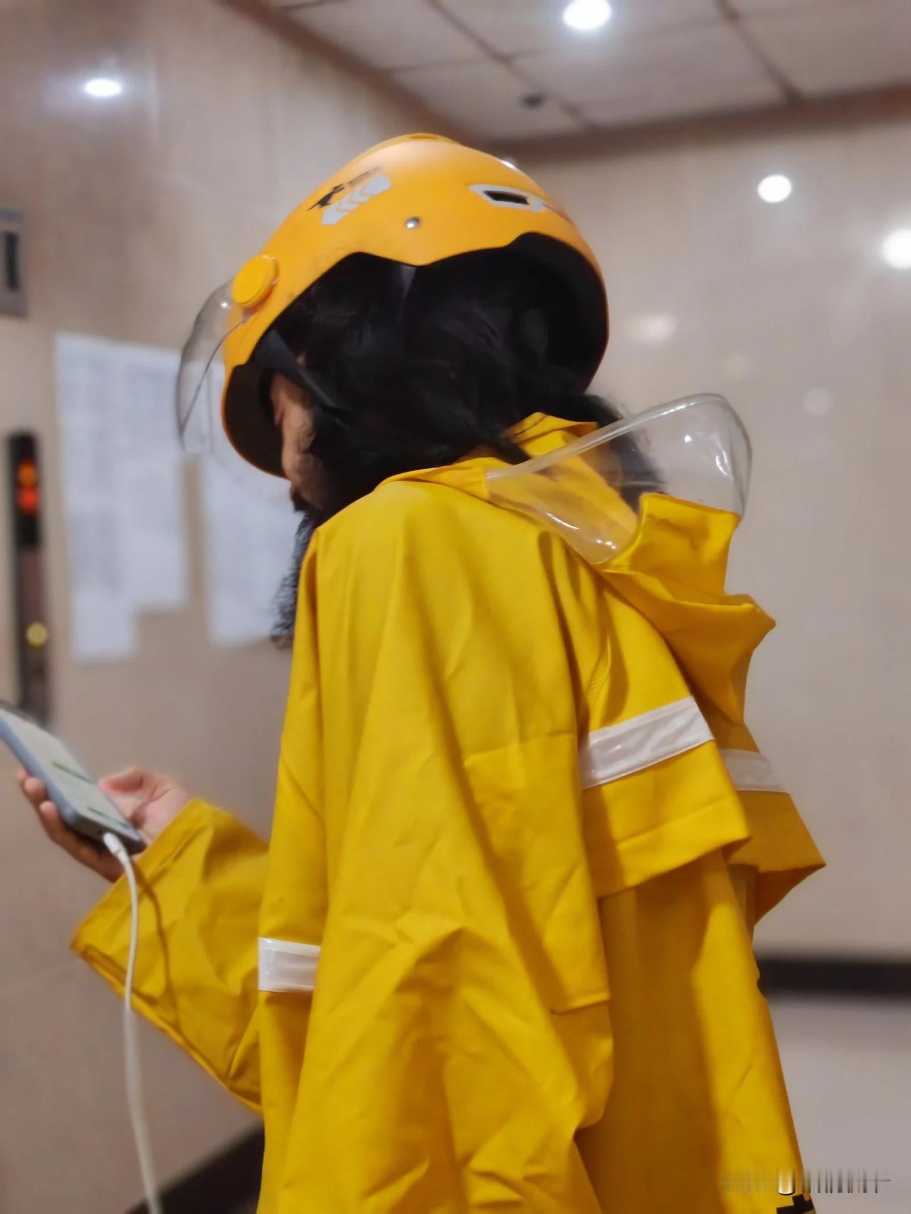 今天中午，在等电梯的时候，遇到一位“黄袍加身”戴头盔的人士，留着一头乌黑飘逸的长