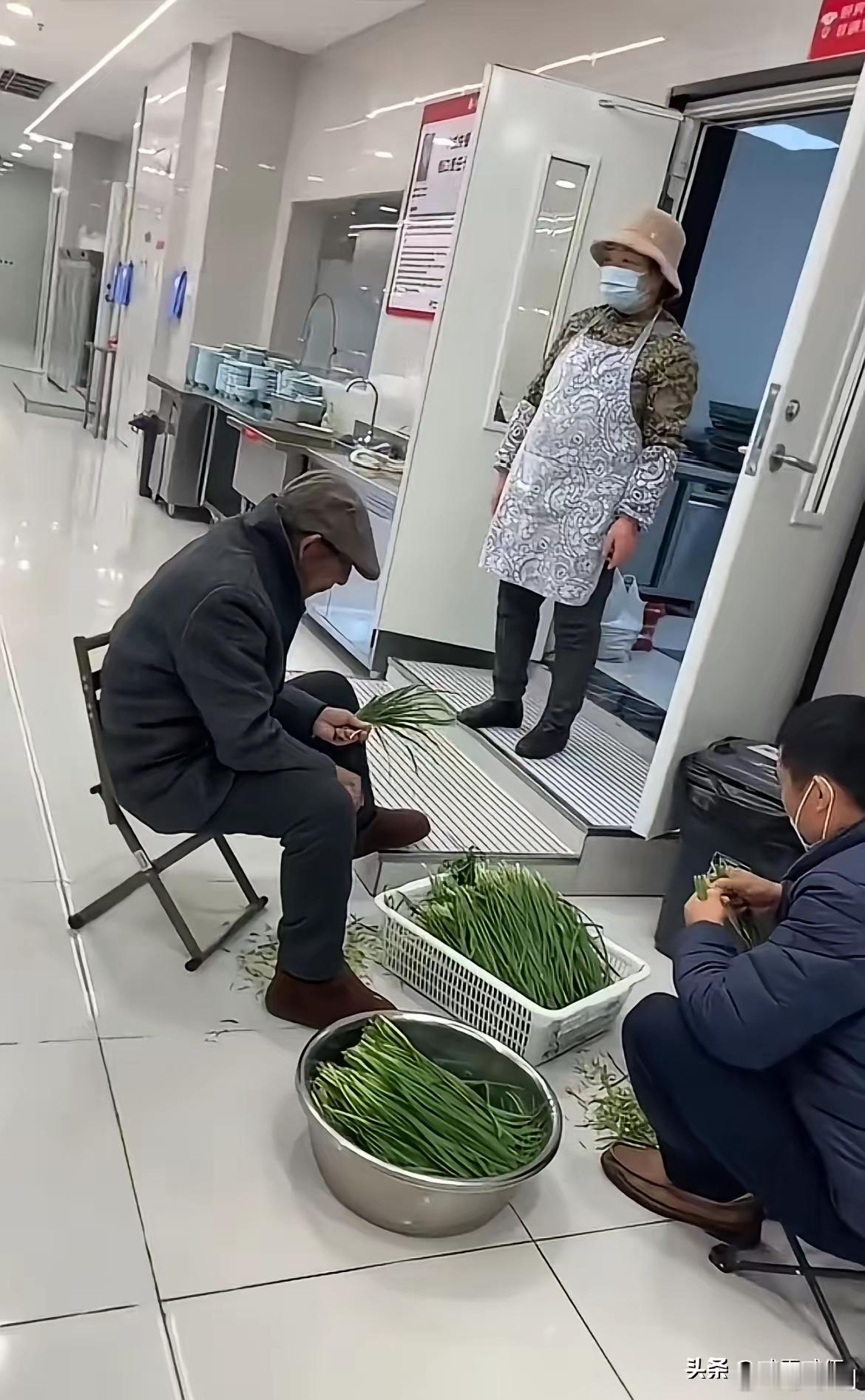 刘强东父母现身京东食堂做饭其实这也从侧面证明刘强东确实是从小村子走出来的农家子弟