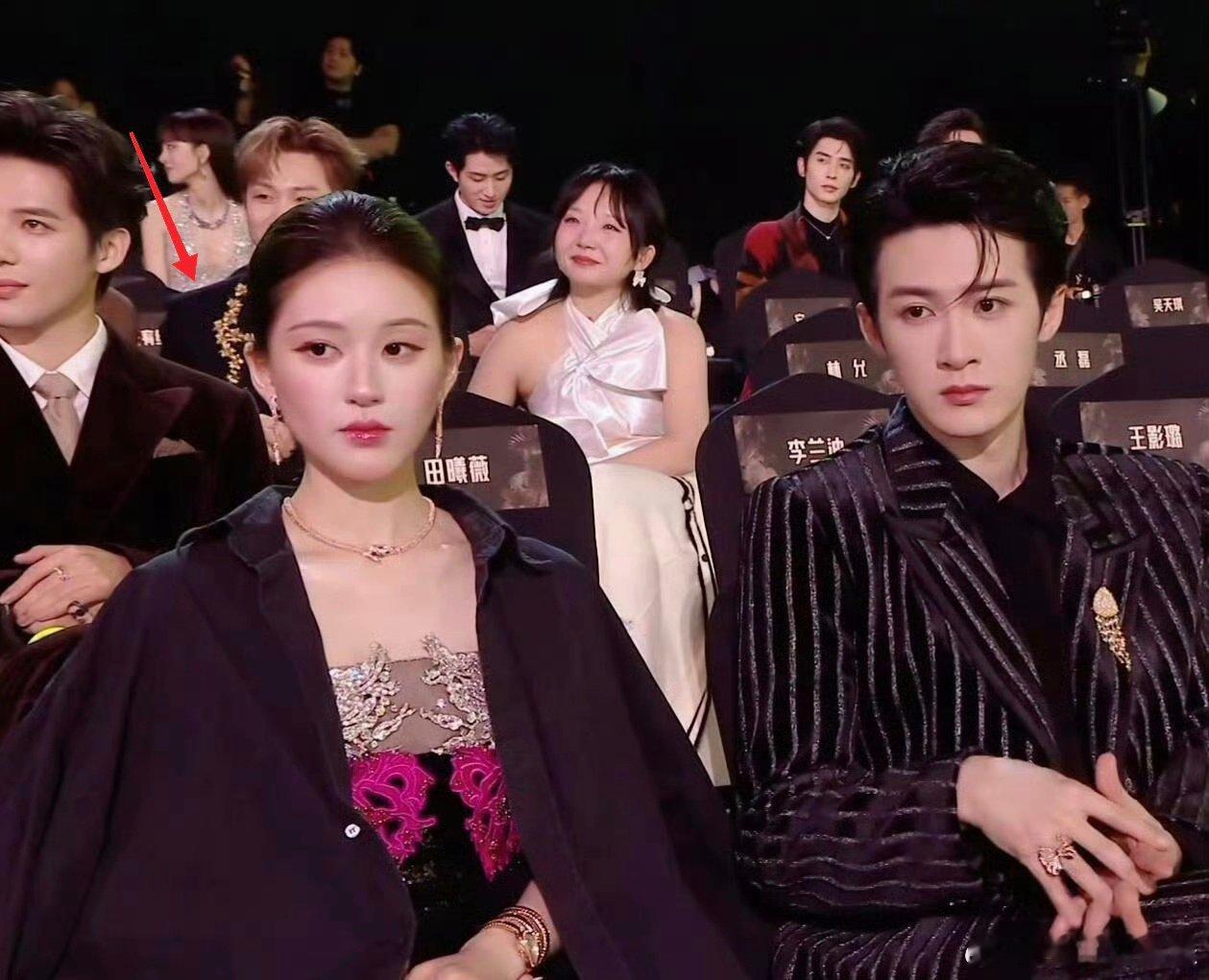 汪苏泷赵露思错位图被汪苏泷赵露思的错位图笑晕！第一眼瞅着赵露思头上像戴了支古风发