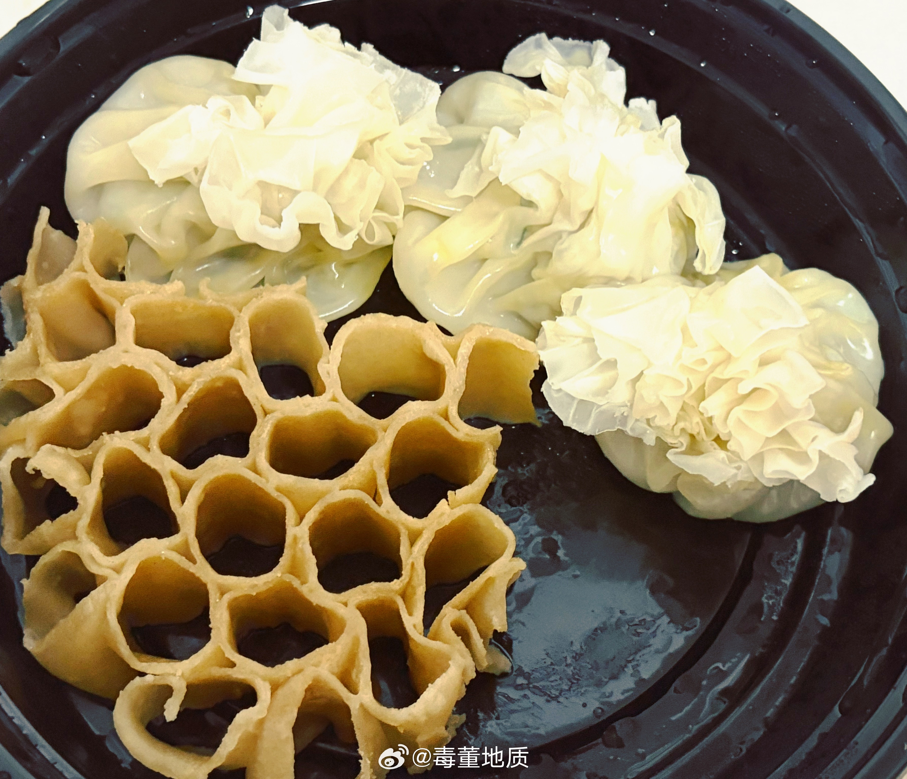 说是尽量少吃碳水，结果一口没少吃，顿顿吃。 