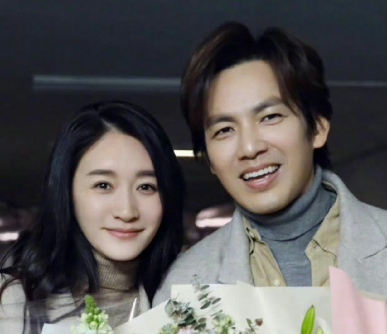 心愿便利贴贴到钟汉良 便利贴越贴越多，几乎遮住了整面墙。钟汉良站在墙前，拿出手机