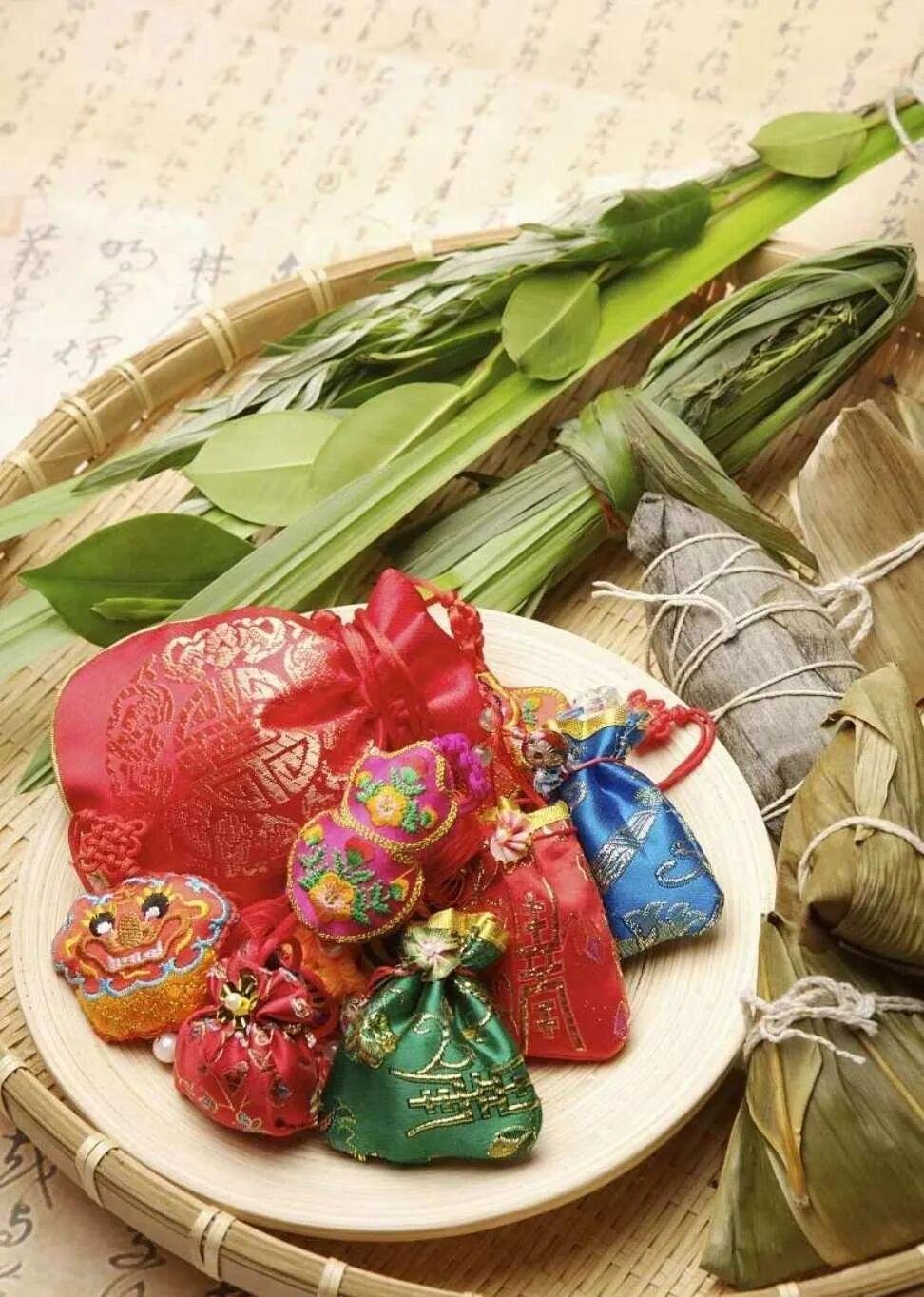 生活手记“端”意为起始，“午”意为正中，端午寓意持中守正，不仅是吃粽子赛龙舟的日