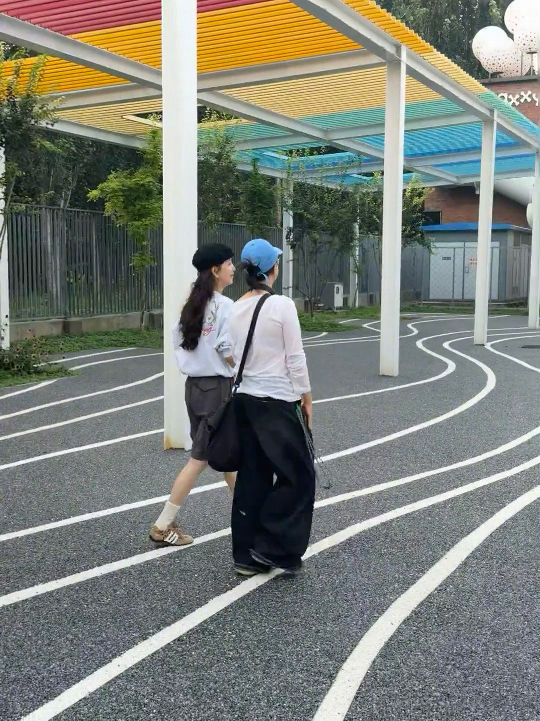 北京到处都在偶遇章若楠 在北京的网友有福了！章若楠持续被北京市民偶遇中，私服也好