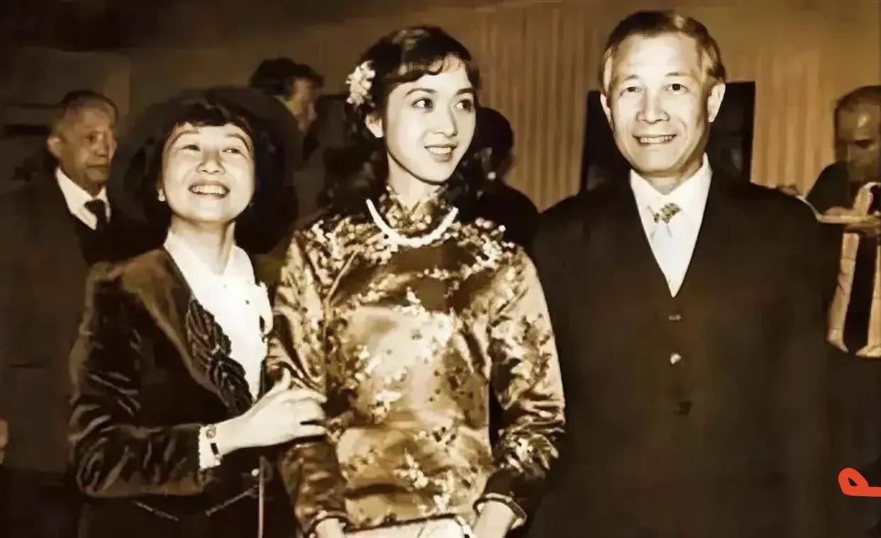 龚雪这张漂亮，她适合烫发
不知这是剧照还是生活照？