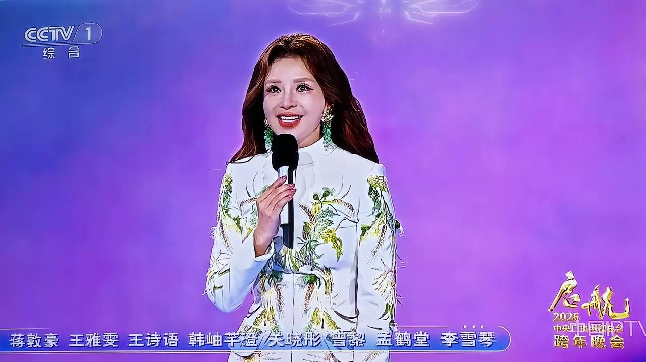 心疼！朱迅主持元旦晚会，脸都冻僵
昨天，央视元旦晚会的分会场在吕梁，主持人是朱迅