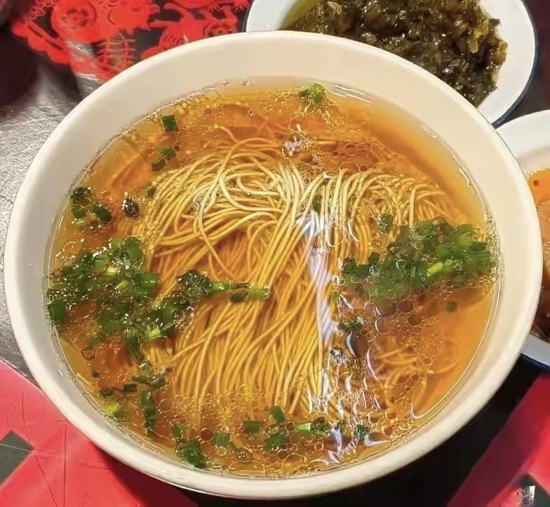 “乐山摊上大事了！”大学生去吃面，面馆招牌写免费加面，可他第二次续面却要收费3元