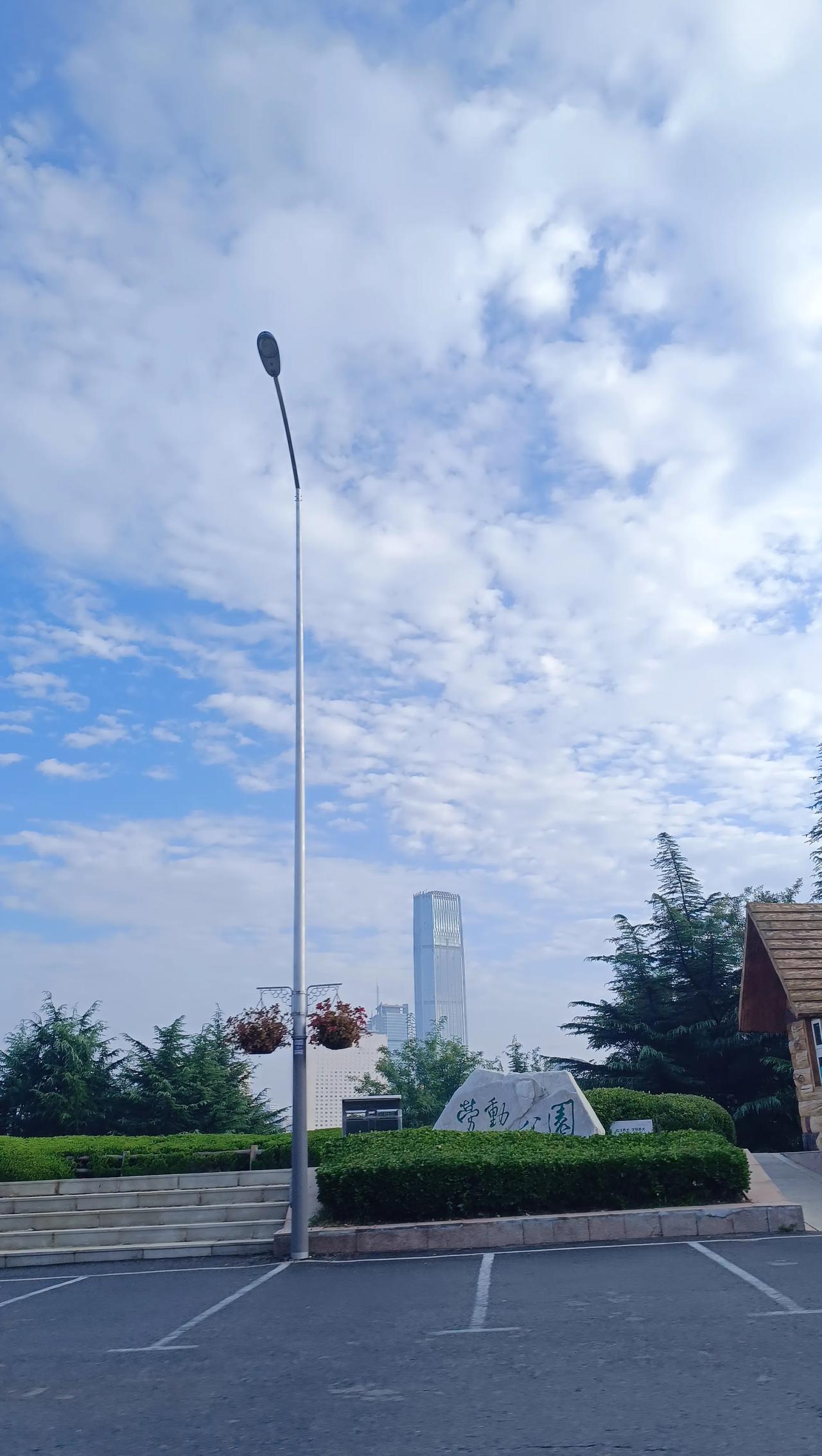 #记录我的9月生活#
交通广播说明天断崖式降温，果不其然[皱眉]不过今天这阵雨哪