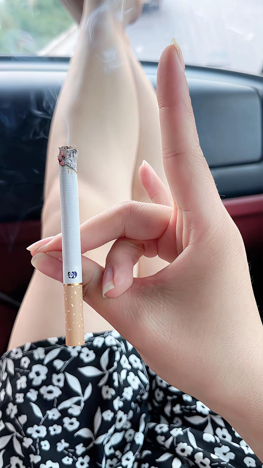 曾经看到过这么一种说法，说过去村里的富人过年前帮助困难的人家时，都是偷偷的把钱用