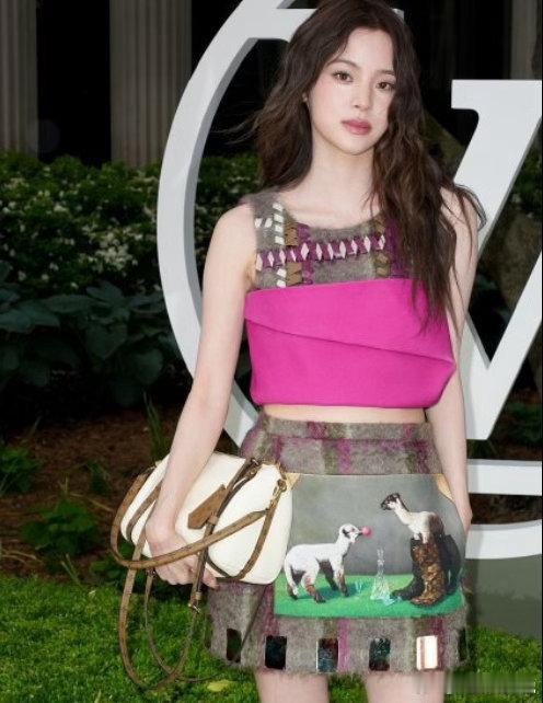 欧阳娜娜玫粉色上衣欧阳娜娜G社出图G社镜头下的欧阳娜娜太亮眼，玫粉色上衣凸显少女