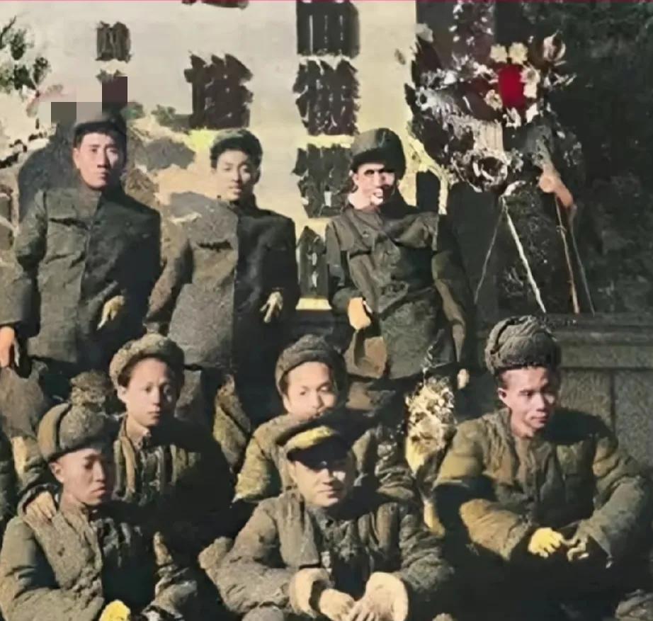 1950年10月入朝前夕， 毛岸英（后排左二）在
丹东烈士陵园与战友合影 ，这是